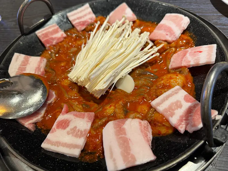 쭈꾸미와 삼겹살, 그리고 팽이버섯이 함께 볶아진 모습