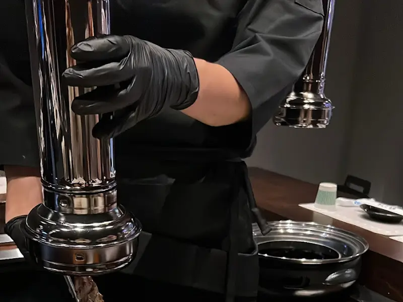 고기를 굽는 직원