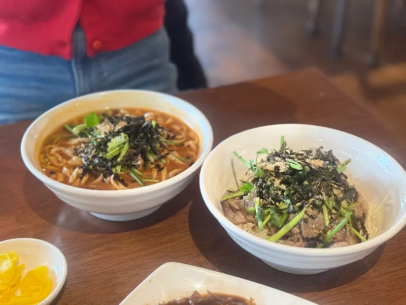 테이블 위에 놓인 쭈꾸미 비빔 칼국수와 양지 비빔국수의 모습