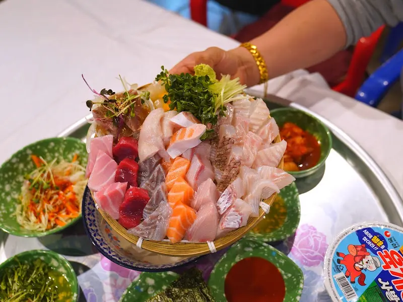 푸짐하게 차려진 한 상