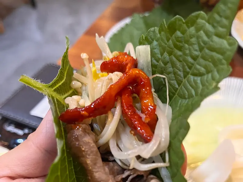 편백찜을 쌈으로 즐기는 모습