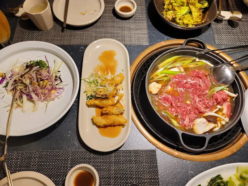 한 상 가득 차려진 코스 요리