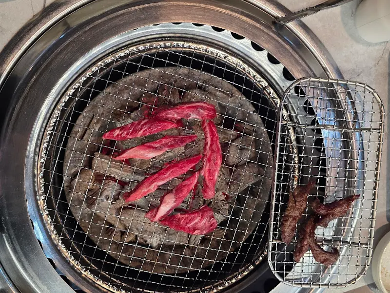 숯불 위에서 맛있게 구워지고 있는 소갈비