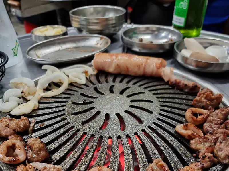 오돌뼈와 막창이 불판 위에 올려진 모습