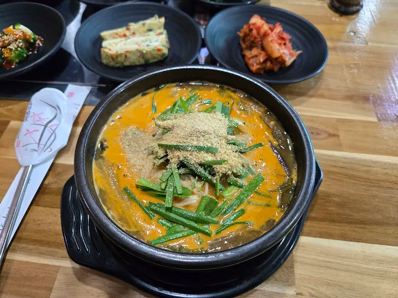 뚝배기에 담겨 나온 어탕국수