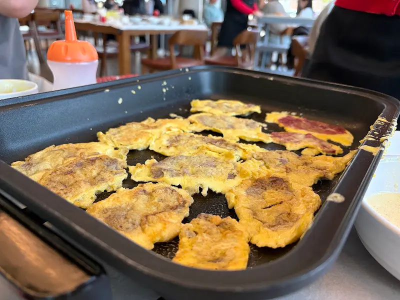 노릇하게 구워지고 있는 육전