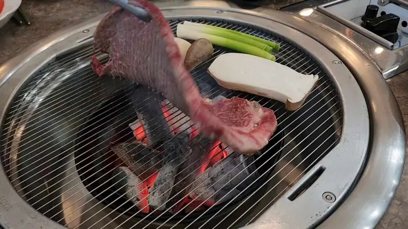 숯불 위에서 맛있게 익어가는 한우