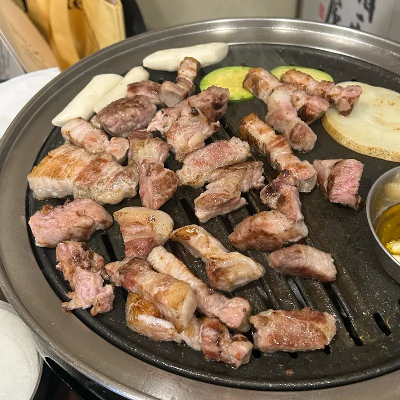 불판 위에서 익어가는 돼지갈비