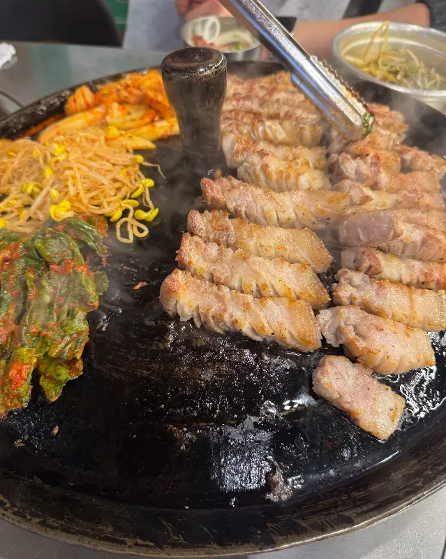 잘 구워진 삼겹살과 김치, 콩나물