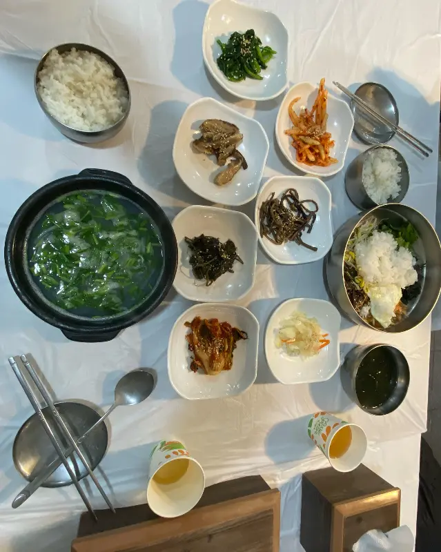 산채비빔밥과 재첩국, 다양한 반찬이 차려진 푸짐한 한 상