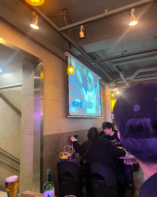 흥겨운 분위기를 더하는 대형 스크린