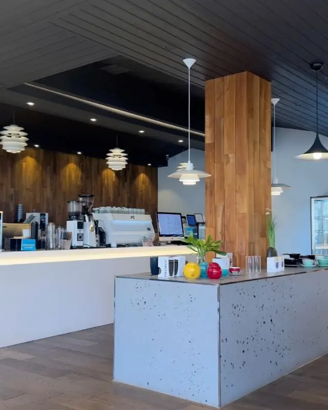 카페 내부 카운터 모습