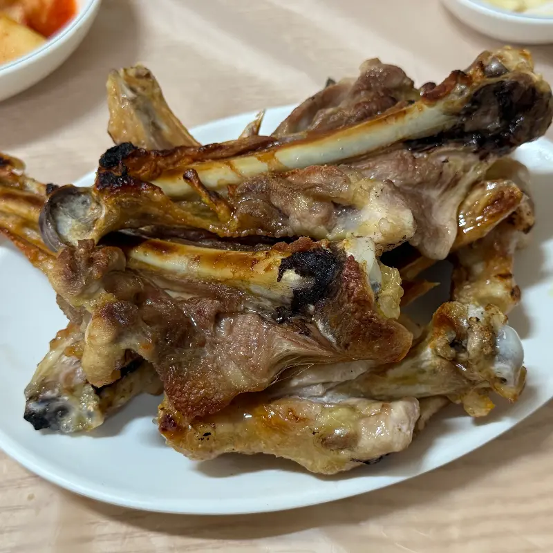 노릇하게 구워진 닭구이