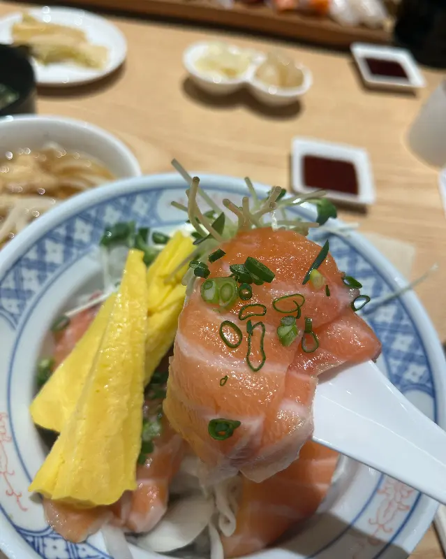 연어 덮밥을 한 숟갈 뜬 모습