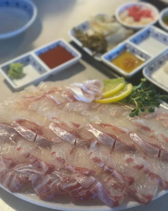 다양한 곁들임이 함께 제공되는 숙성회