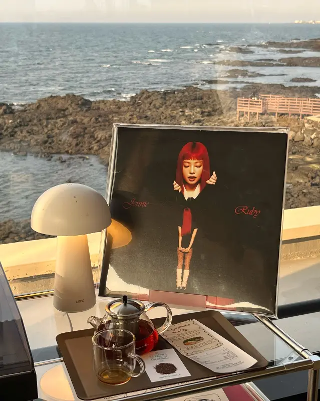 LP 앨범과 테이블 램프