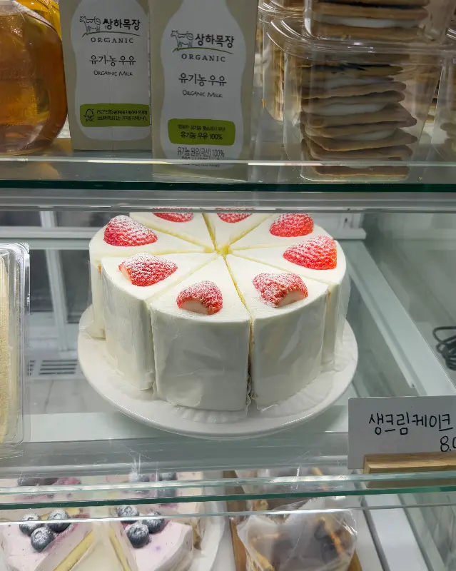 쇼케이스 안에 진열된 케이크와 디저트