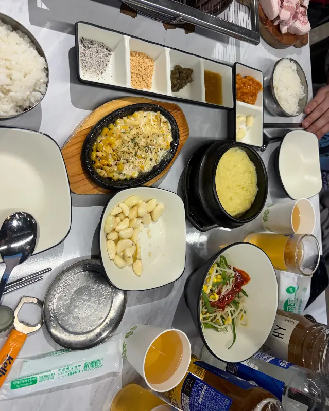 다채로운 밑반찬이 가득 차려진 테이블