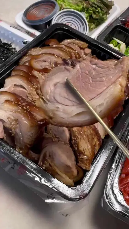 젓가락으로 족발을 집어 올리는 모습