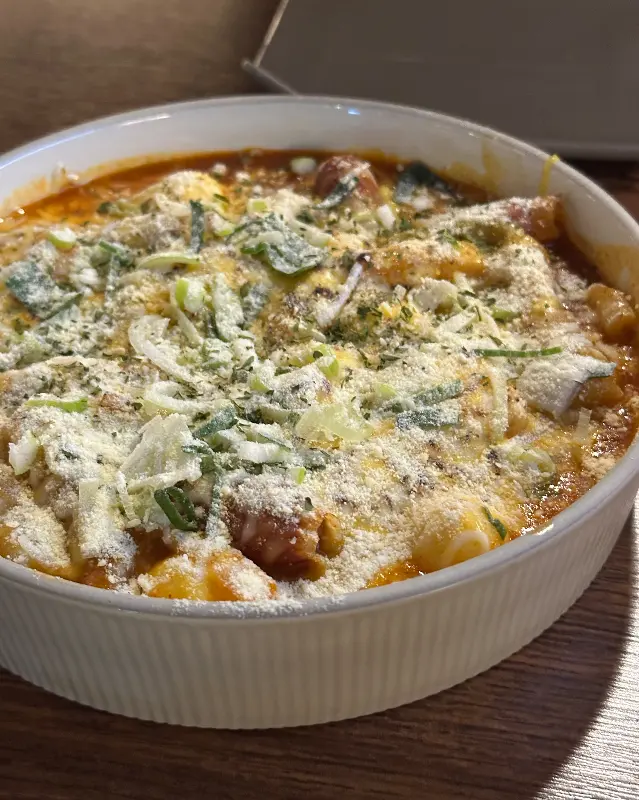 치즈가 듬뿍 올라간 떡볶이