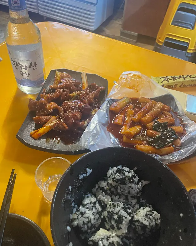 닭발, 떡볶이, 주먹밥 등 다양한 메뉴