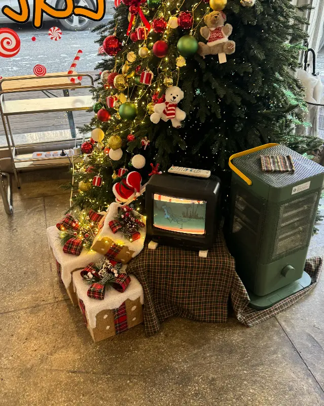 크리스마스 분위기가 물씬 풍기는 트리 장식