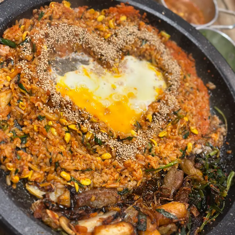 하트 모양 계란이 올라간 볶음밥