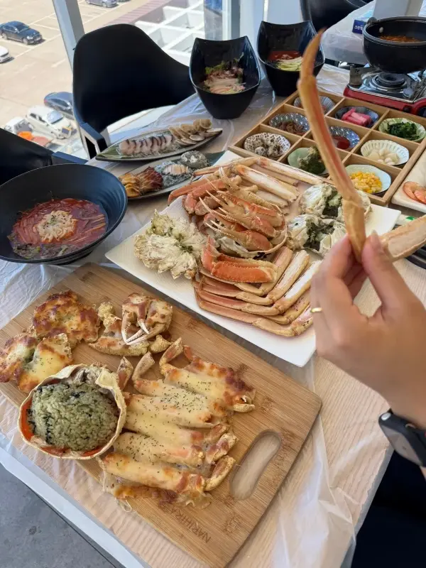 다양한 대게 요리와 스끼다시가 풍성하게 차려진 테이블