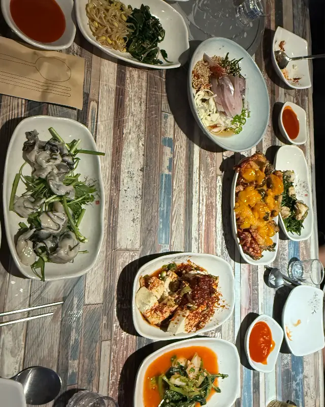 다채로운 해산물 요리가 가득 차려진 테이블 전경