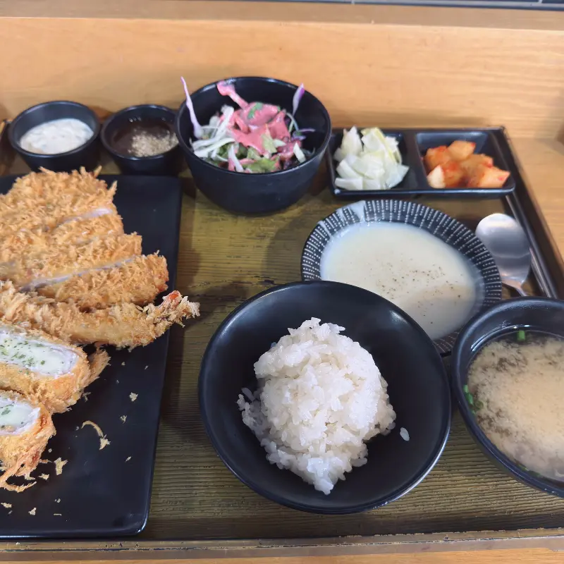 정갈하게 담겨 나온 돈까스 한 상