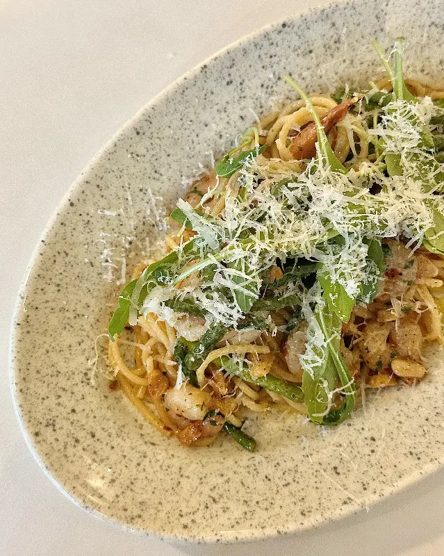 신선한 재료가 듬뿍 들어간 파스타