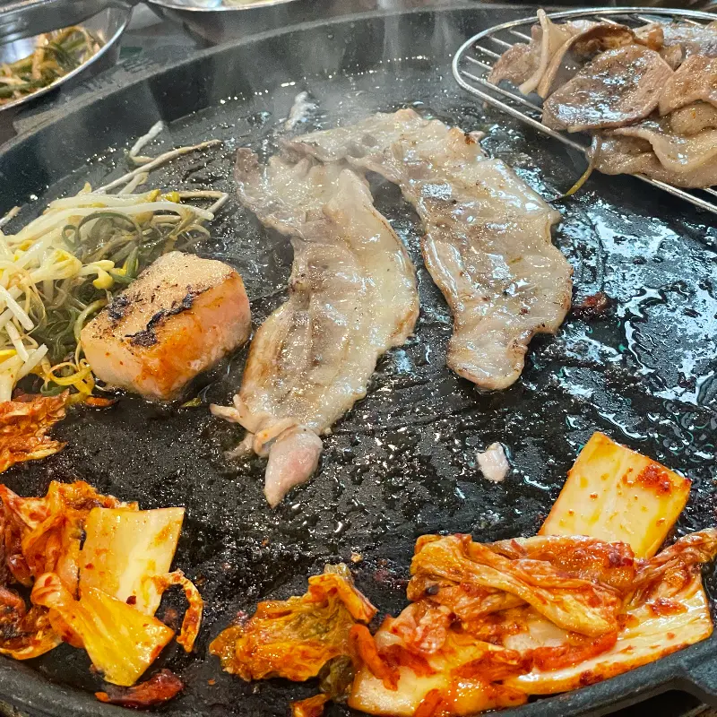 김치와 함께 구워진 삼겹살
