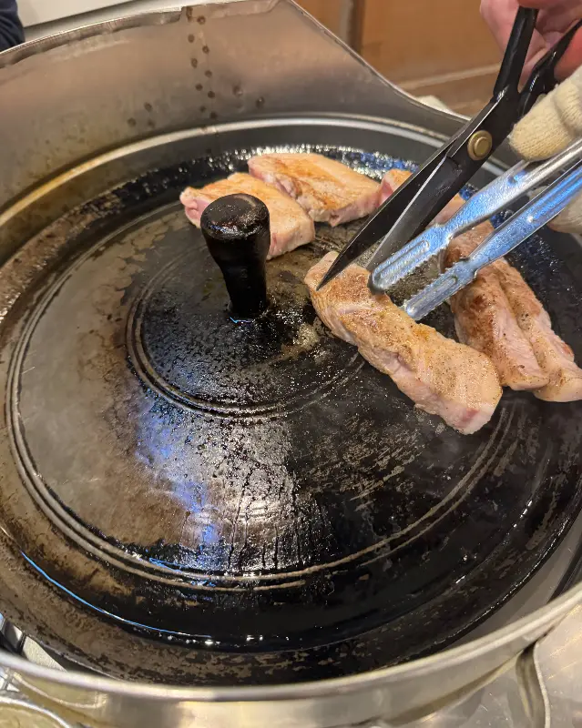 전문가의 손길로 구워지는 삼겹살