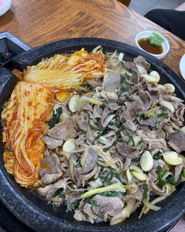 구워진 김치와 오리고기