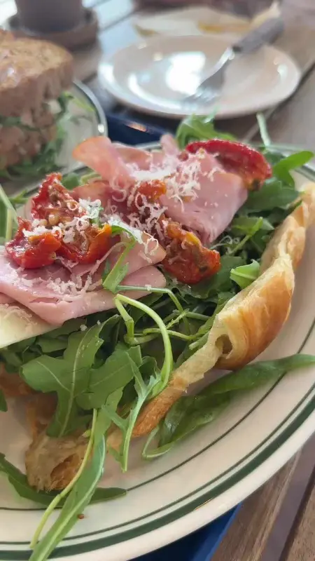 애플브리치즈 샌드위치의 아름다운 단면