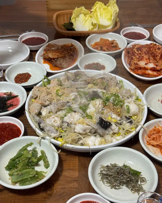 푸짐한 밑반찬들이 테이블을 가득 채웠다.