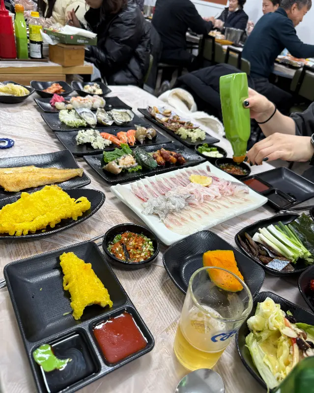 다채로운 스끼다시가 가득 차려진 테이블