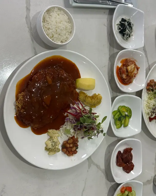 사과 돈까스 한 상 차림