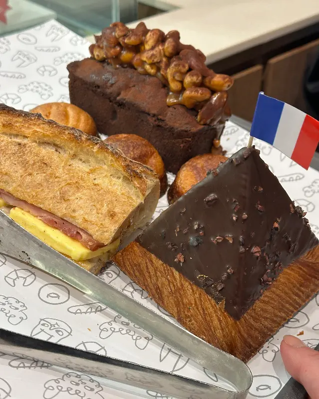 다양한 빵들이 진열된 모습