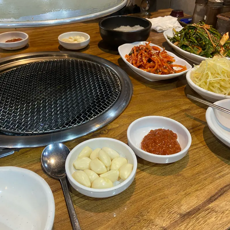 장어와 밑반찬