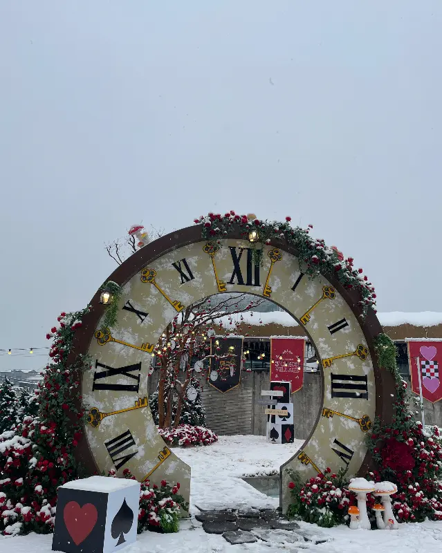 앨리스 컨셉으로 꾸며진 야외 포토존