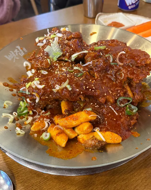 매콤한 양념이 입맛을 돋우는 뼈찜