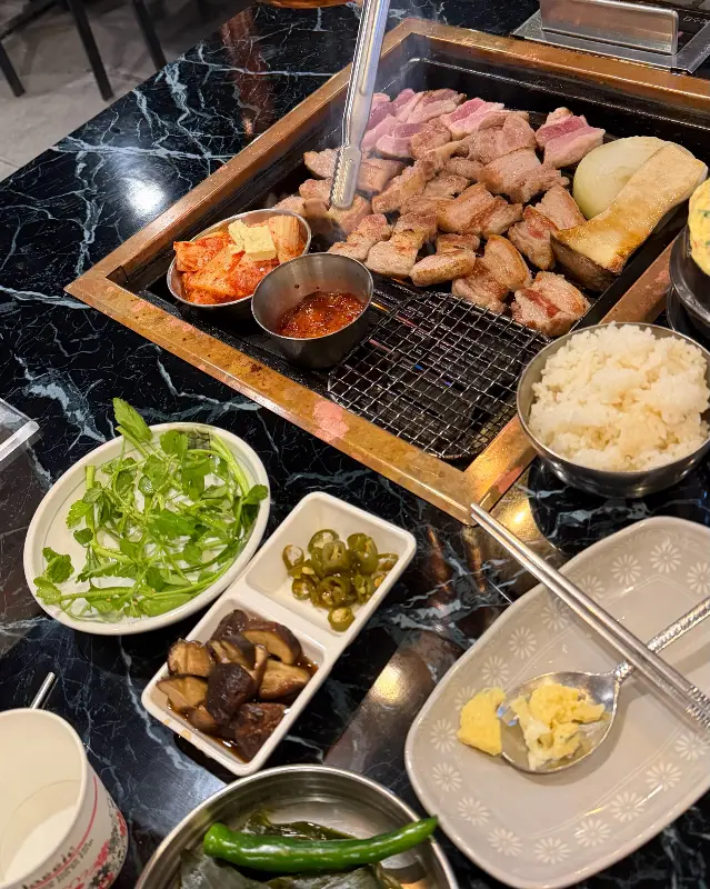 푸짐하게 차려진 삼겹살 한 상