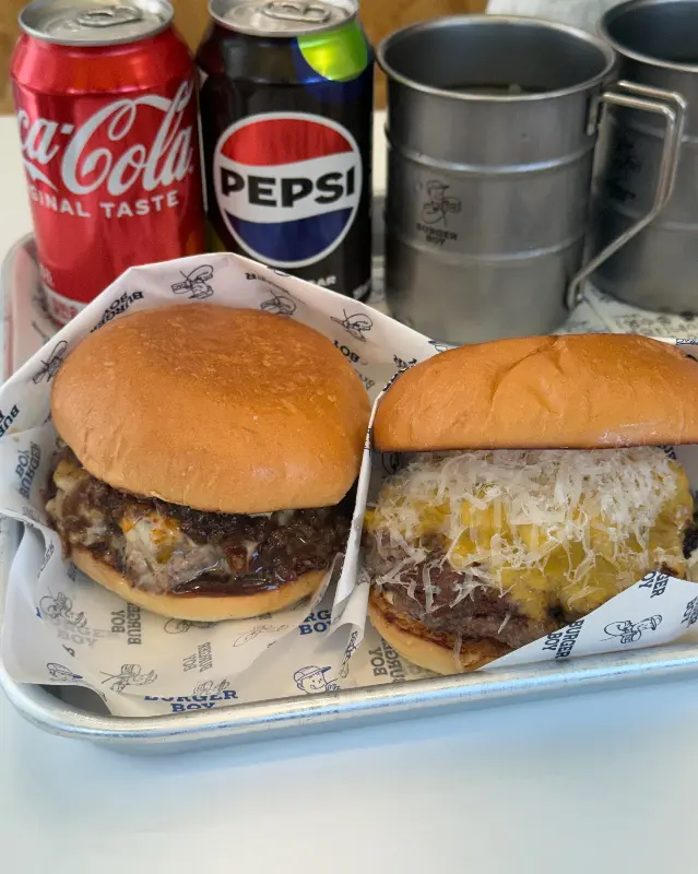 쟁반 위에 놓인 불고기 버거와 트러플 머쉬룸 버거