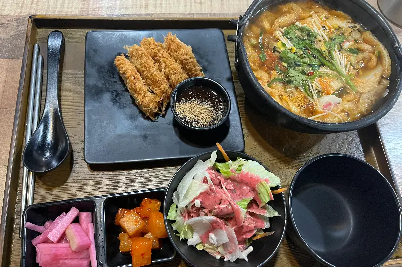 김치우동과 돈까스의 조합