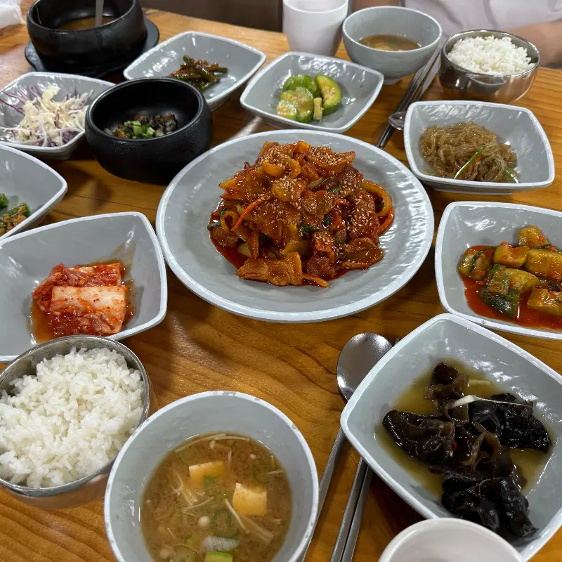 푸짐하게 차려진 제육쌈밥 한 상 차림