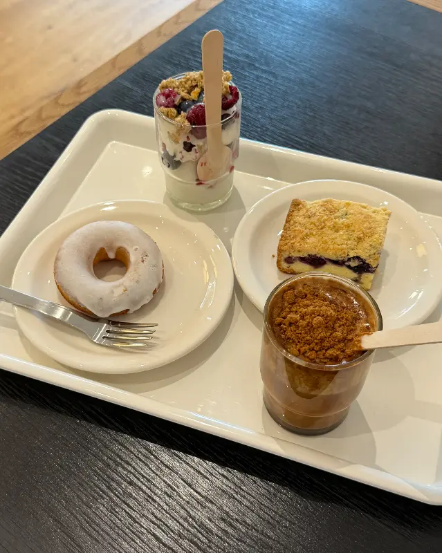 따뜻한 햇살이 내리쬐는 카페 내부