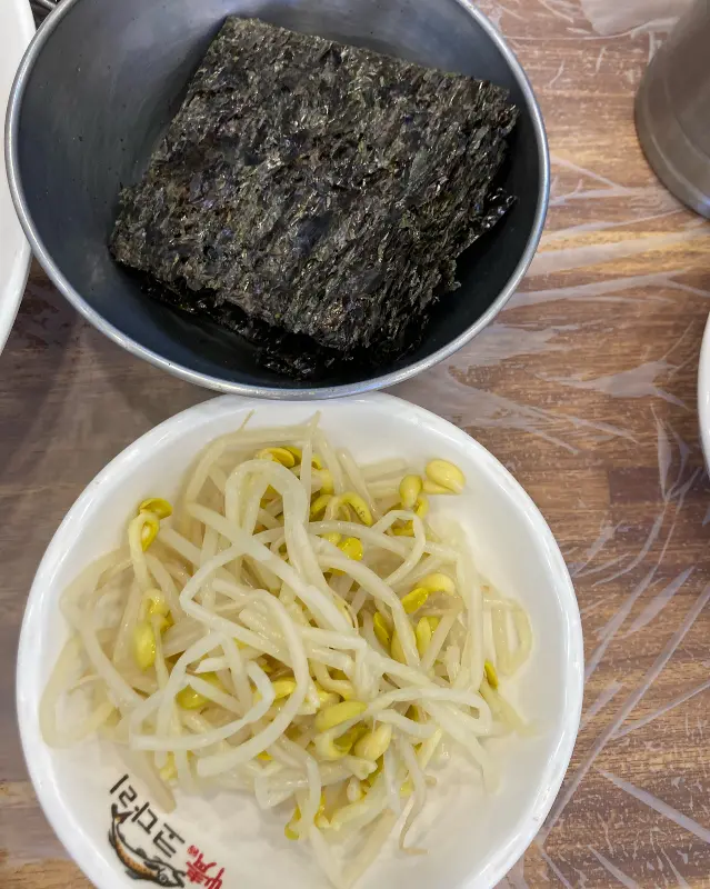 김, 콩나물 등 다양한 밑반찬