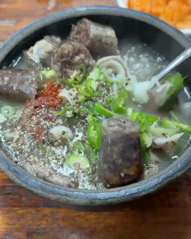 순대국밥에 푸짐하게 들어간 순대와 고기