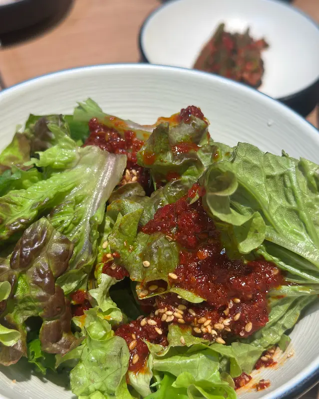 매콤달콤한 양념이 입맛을 돋우는 샐러드